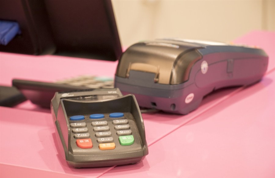 用户在购买刷卡收银机时应该注意什么？
